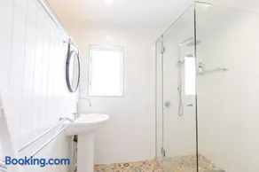 Alani - Absolute Beachfront - Sleeps up to 10 - Image 3