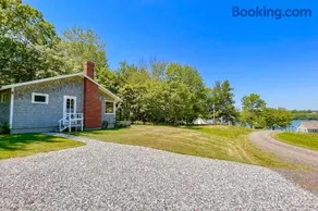 Classic home overlooking the St George River with deck & great views - Image 1