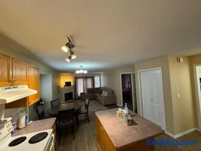 Cozy 2-Bedroom Suite Near Sylvan Lake - Image 2