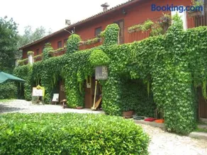 Casette rosse nel borgo medievale di Fossanova - Image 3