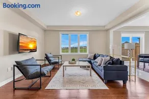 Spacious Family Getaway Near Nature & Dining - Image 3