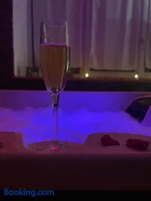 Cosy love et spa-tentation loveroom - Image 3