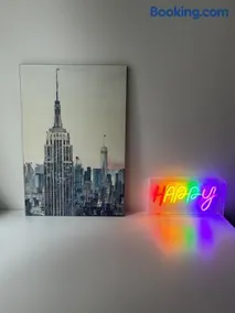 Happy house - Image 1