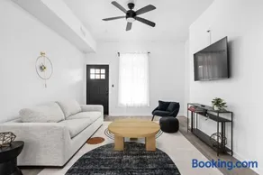 Comfort & Convenience in Circle City Family Home - Image 1