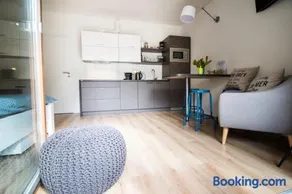 Stylish Studio with Balcony, 12 Min to City Centre, Free Netflix & WiFi - Image 3