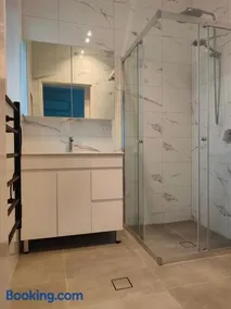 Sleep 4 New 1 bedroom 2 baths Villa Near Parramatta CBD and Westmead hospital - Image 4