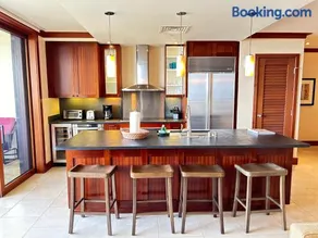 Two Bed, Two Bath 14th Floor Penthouse with Expansive Ocean Views - Image 2