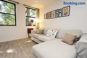 Modern Comfort Near Castle St with WiFi & Parking! - Image 2