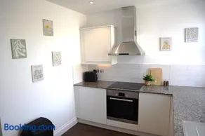 Lavish 2-Bed Apartment in the Heart of Brighton Lanes - Walk to the Seafront - Image 3