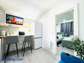 Stylish 2-Bed Flat in Cardiff - Image 4