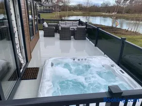 Bay Tree Lodge: Lakeside lodge w/hot tub & cinema surround sound - Image 2