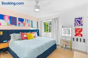 Chic Getaway Near Wilton Drive l Your Urban Escape - Image 4