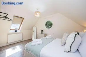 The Hale Abode- 1 Bed Gated Parking & Close to Man Airport - Image 4