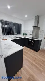 3-Bed House - Quiet - Free Parking - WiFi - Image 1