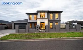 Stylish House in Geelong for Large Family or Group - Image 2