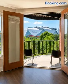 Downtown Condo-Walk to Mercedes-Benz Stadium, State Farm Arena & GWCC- Free Parking - Image 4