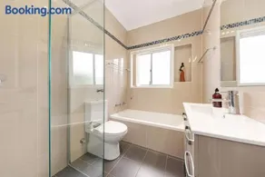 Luxury 3 bedroom 2 bathroom full home, easy access, pet friendly, near Cronulla - Image 2