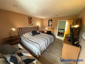 Deluxe bedroom in a beautiful home - Image 3