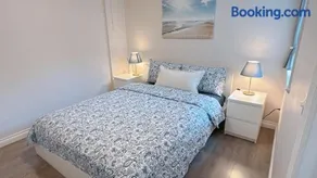 Entire Private Suite - 5 Min Walk to SkyTrain, Free Parking, 15 Mins to Downtown - Image 3