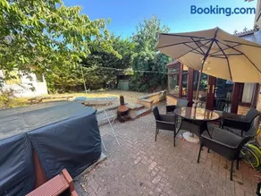4 Bed Luxury House Northampton Silverstone F1 Parking - Image 3
