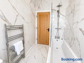2 Bed House, Sleeps 5, Ideal for Contractors, St Helens, Long Term Stays Weekly & Monthly Offers - Image 2