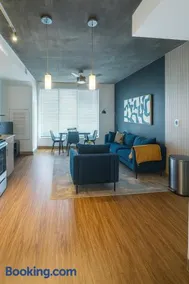 Birmingham Stay 2BR with Rooftop Amenities - Image 5