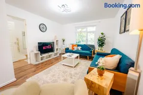 6 BR House with Free Parking, Garden & Fast WiFi - Image 4