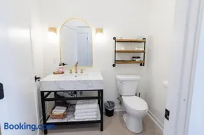 500 HOUSE - Stylish 1BR with Soaring Ceilings and Fire Table - C - Image 1
