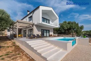 Villa Lun, Luxury 5-stars Family Retreat - Image 1