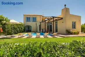 Calma Seaside Villa - Image 2