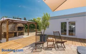 Ten-Bedroom Holiday Home In Petrcane - Image 4