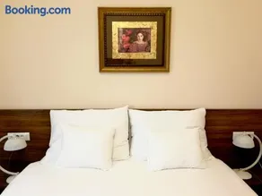 Hotel Maroon - Image 2