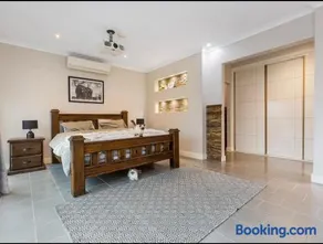 Modern family home with pool - Image 3