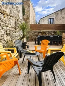 Grand Gîte Vivonne 8 personnes, Terrasse, Confort, babyfoot - Image 1