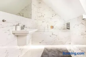 Contemporary 3 Bedroom Fully Detached Town House - Image 3