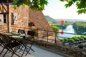 Au coeur de Beynac, superbe maison du XIVe siècle avec jardin panoramique - Image 1