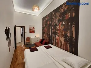 T8 "The Crimson Suite" Apartment with 2 bathrooms - Image 3