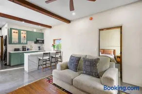 Catalina Vista - Modern 2BD Foothills Retreat with Amazing Mountain Views - Image 1