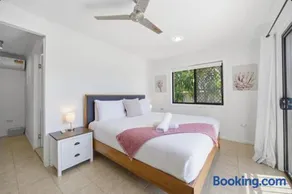 Family Home with Pool, Canal Access, Sleeps 9 - Image 4