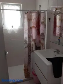 Petite maison avec jardin privé - Image 1