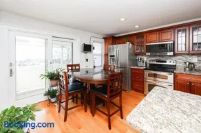 Eastie Roomy 3BR with Easy City and Airport Access - Image 5