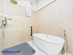 Group Getaway Oceanfront w Private Rocky Beach - Image 3