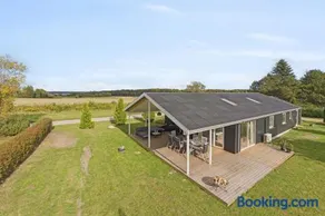 Spacious Holiday Home On Bogø - Image 5