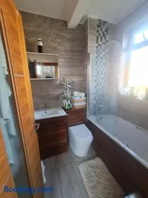 Lived-in 2 Bedroom Ground Floor Flat Opposite Marina - Image 3
