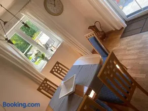Traumhafte Familien Ferienwohnung am Chiemsee Bergpanorama Sonnenuntergang Terrasse Grillplatz mit bis zu 3 Schlafzimmern für bis zu 6 Personen - Image 1
