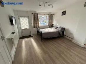 Modern & Cozy Gem - 10min to City Center - Parking - Image 2