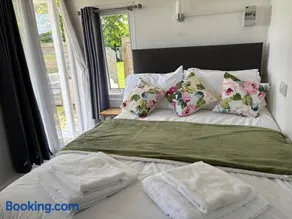 Cosy Cabin for Two with Lovely Countryside Views, Near Kingsbridge - Image 2