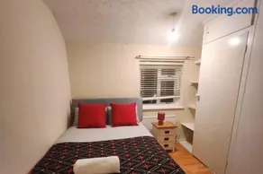 Comfy 3-Bed House - Sleeps 6 & Free Parking - Image 5