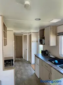 Caravan at Seawick Holiday Park Close to Beach - Image 5