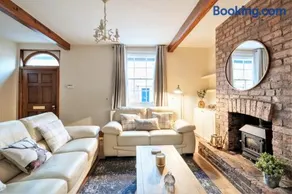 The Cottage in Chester, Sleeps 6 with FREE Parking - Image 2